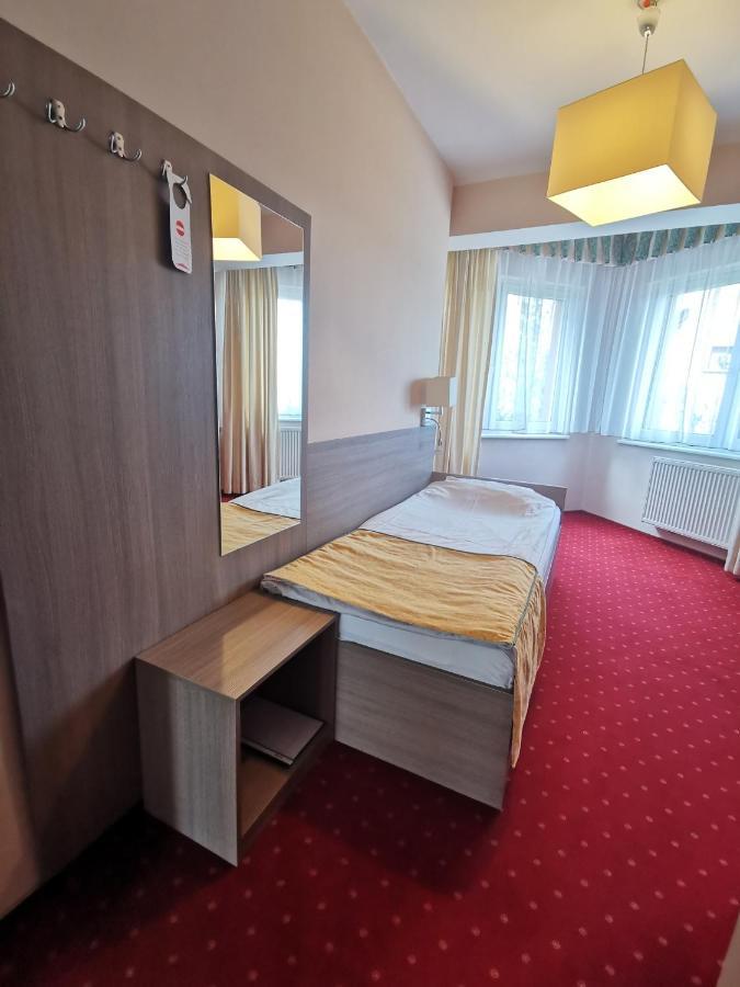 Hotel Zieliniec Poznan Ngoại thất bức ảnh