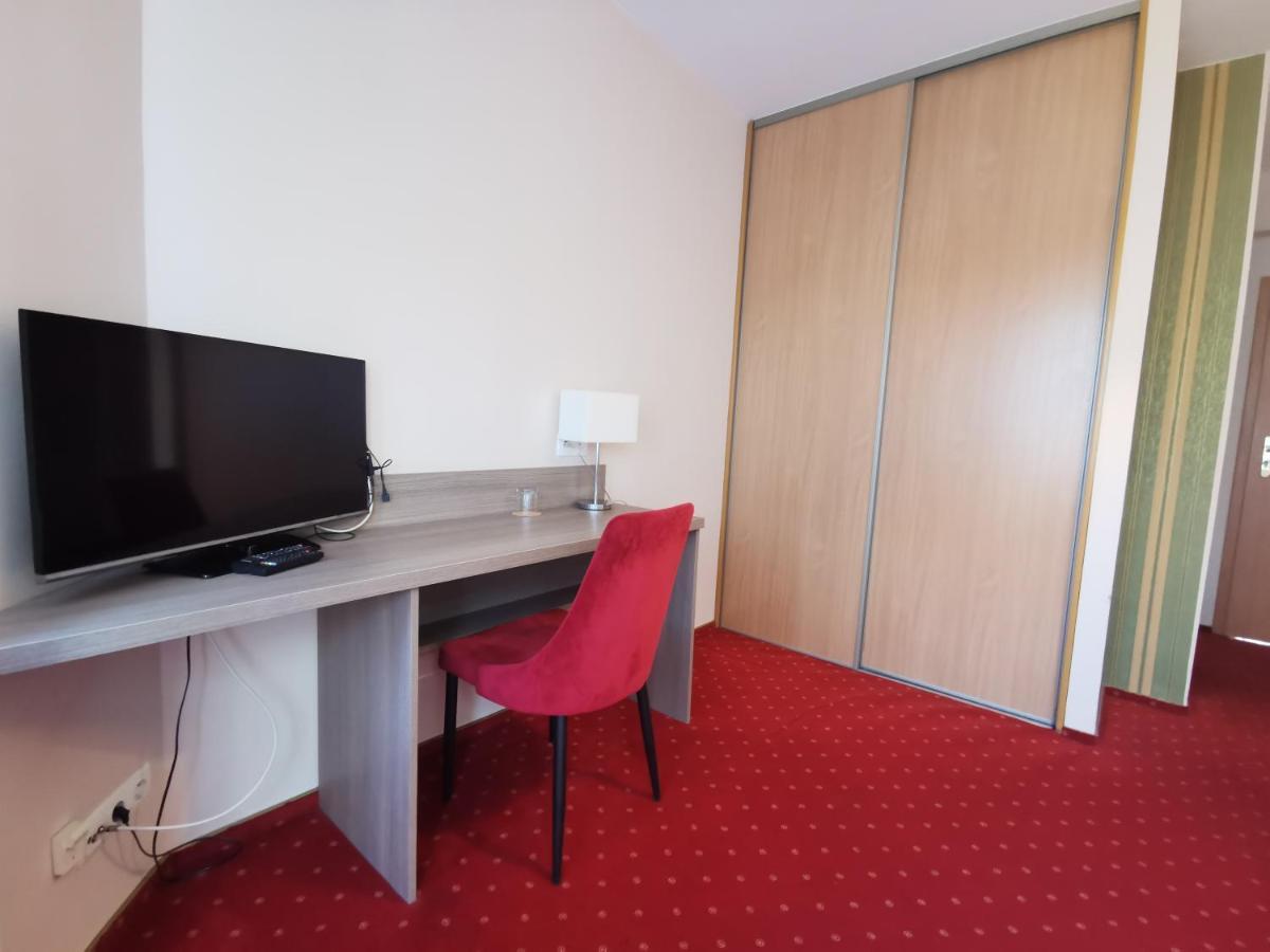 Hotel Zieliniec Poznan Ngoại thất bức ảnh